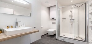 Dusche, Haartrockner, Handtücher, Seife
