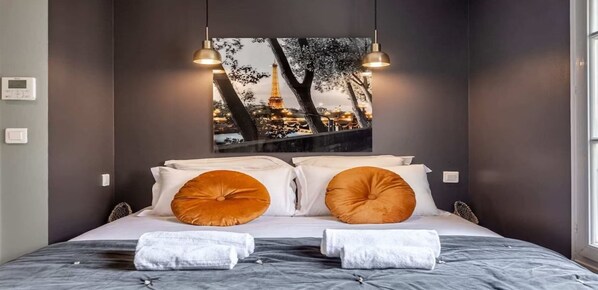 3 bedrooms, desk, iron/ironing board, free WiFi - Nestled along the Que banks of Seine -perfection in intimate luxury near Louvre (Paris)