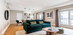 Smart TV, DVD player, stereo - Nestled along the Que banks of Seine -perfection in intimate luxury near Louvre (Paris)