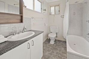 Badewanne, Haartrockner, Handtücher