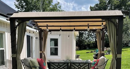 Cozy farmhouse family friendly with fire pit and grill, within hour to Keeneland