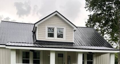 Cozy farmhouse family friendly with fire pit and grill, within hour to Keeneland