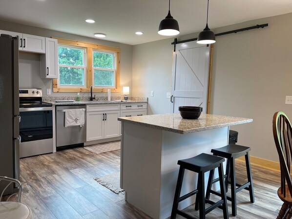 Réfrigérateur, four à micro-ondes, un four, surface de cuisson