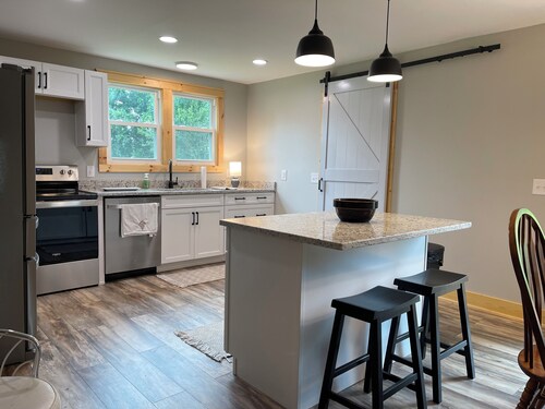 Cozy farmhouse family friendly with fire pit and grill, within hour to Keeneland