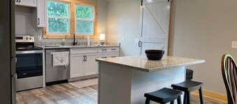 Cozy farmhouse family friendly with fire pit and grill, within hour to Keeneland