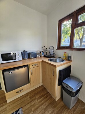 Microwave, electric kettle, toaster, cookware/dishes/utensils - Discover our inviting chalet in the historical town of Camborne, Cornwall!
 (Camborne)