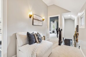 2 bedrooms, iron/ironing board, WiFi, bed sheets - Fulton Haus - Luxury Rental in Ohio City (Cleveland)