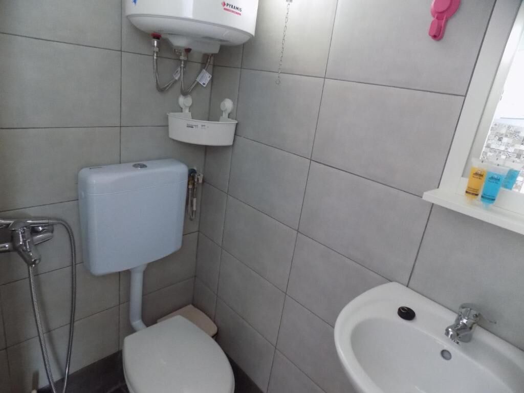 Un bagno piccolo con il water, bidet e lavandino.