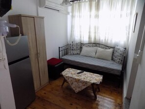 Living area - VS studios Triple Room with Bathroom (Skiathos)