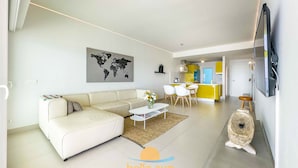 Een moderne woonkamer met een bank, salontafel en een wereldkaart aan de muur.