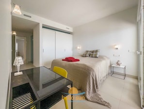 2 chambres, bureau, fer et planche à repasser, lit de bébé portatif