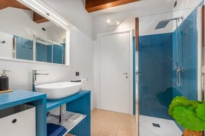 Doccia, asciugacapelli, bidet, asciugamani