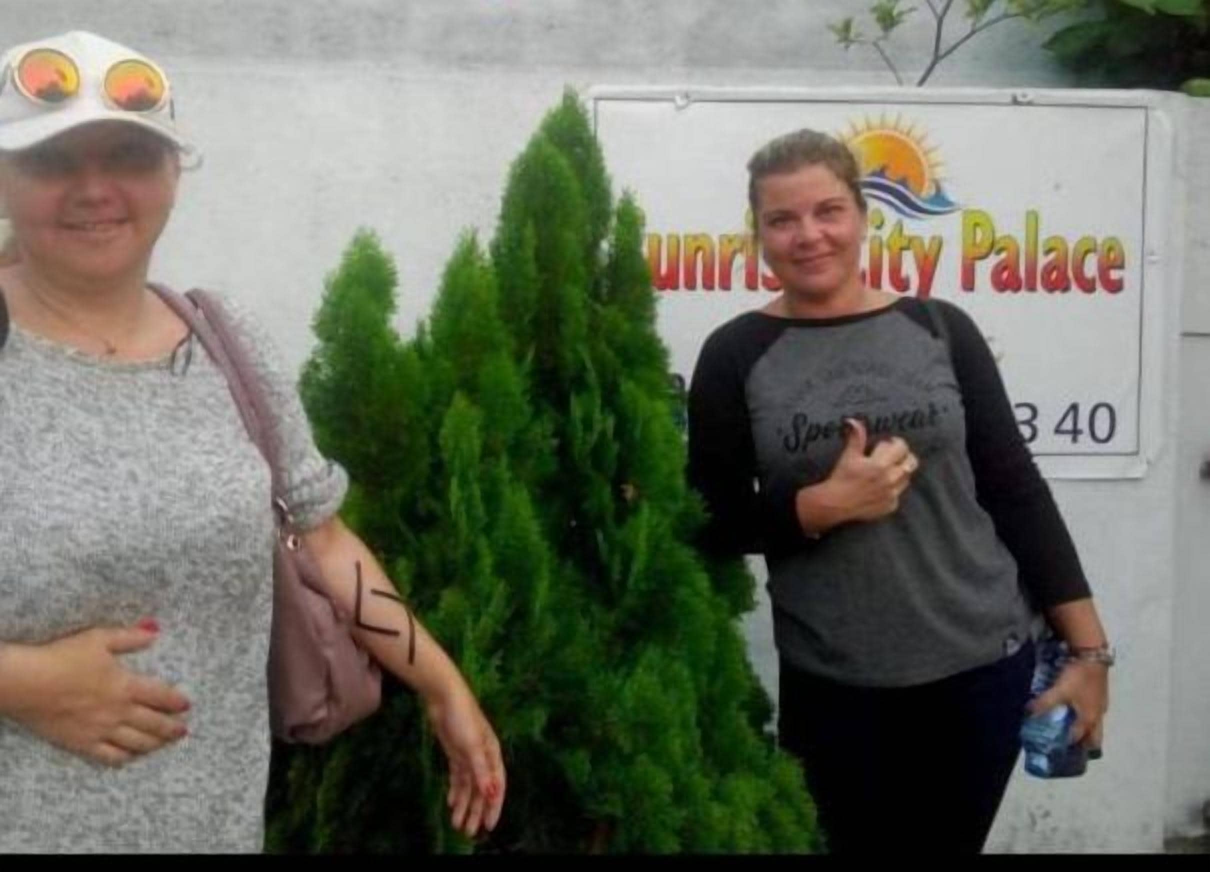 Dos personas frente a un edificio con un cartel que dice "City Palace".