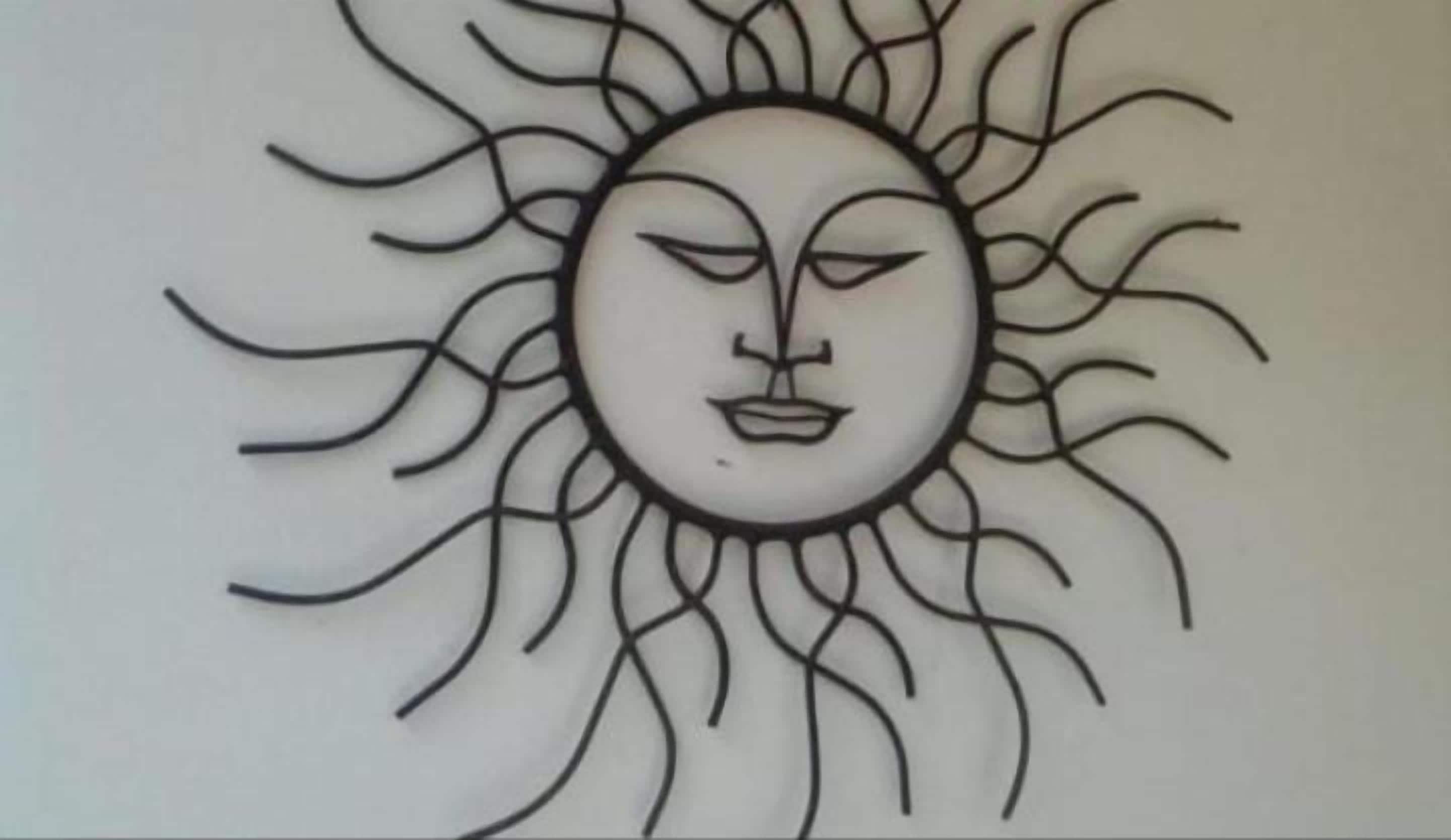 A wall decoration with a sun design and the text "Navette aeroport gratuite" in green.
