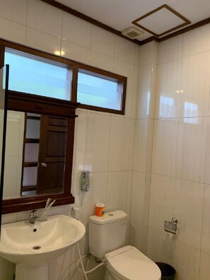 Deluxe Room | Bathroom