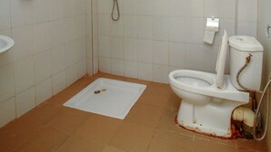 Un baño con ducha, inodoro y lavamanos.