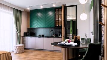 Suíte estúdio conforto, 1 cama Queen, para não fumantes, vista para a cidade | 1 quarto, roupas de cama premium, camas com colchões pillow-top