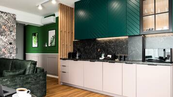 Apartamento superior, 1 quarto, para não fumantes, terraço | Área de estar | TV LED, tablet, brinquedos, pisos aquecidos