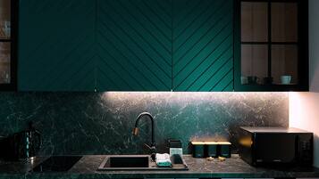 Appartement Supérieur, 1 chambre, non-fumeurs, terrasse | Cuisine privée | Réfrigérateur, micro-ondes, plaque de cuisson, lave-vaisselle