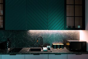 Appartement supérieur, 1 chambre, non-fumeur, terrasse | Cuisine privée | Réfrigérateur, four à micro-ondes, surface de cuisson, lave-vaisselle