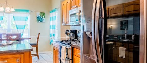 ثلاجة، ميكروويف، فرن، موقد طهي مسطح