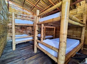 A bamboo structure with bunk beds. - Hostal HALALIKU (Santa Marta)
