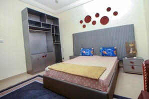 2 chambres, bureau, fer et planche à repasser, accès au Wi-Fi (inclus)