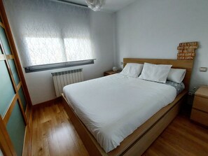 3 habitaciones, tabla de planchar con plancha y cuna de viaje 