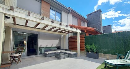 Preciosa Casa Adosada en UrbanizaciĂłn del Golf