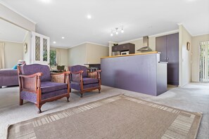 Lobby - Bowentown Bach – Waihi Beach Holiday Home (Waihi Beach)