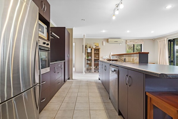 Fridge, microwave, dishwasher, toaster - Bowentown Bach – Waihi Beach Holiday Home (Waihi Beach)