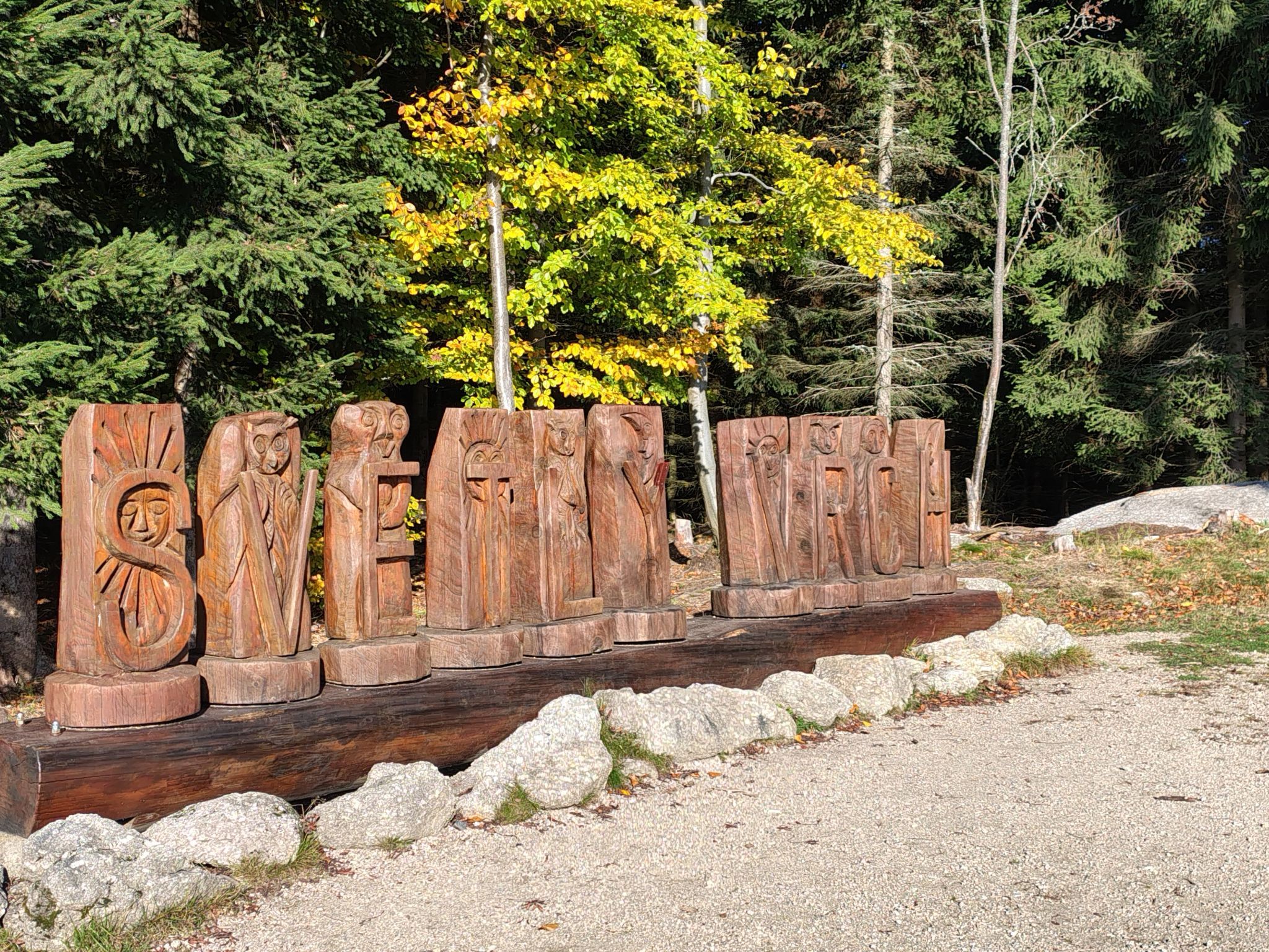Une enseigne en bois ornée de sculptures et portant le mot « SILVER » au centre.