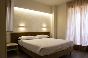 Dobbelt- eller tomannsrom – classic | Memory foam-senger, minibar, safe på rommet og skrivebord