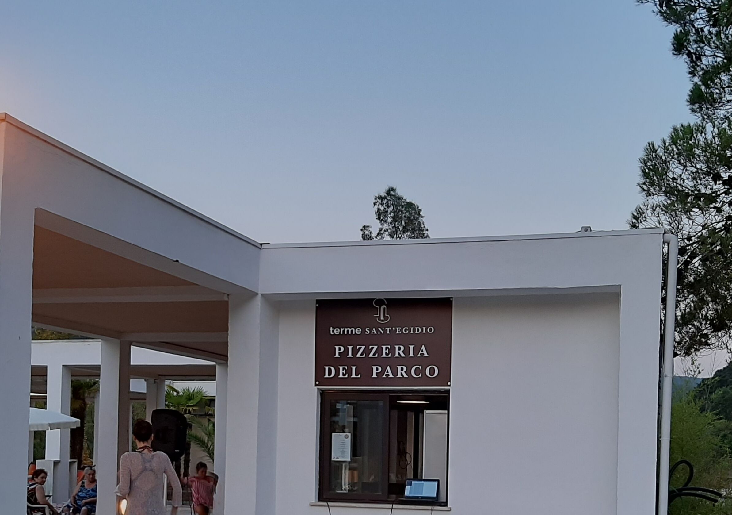 Una pizzeria con un cartello che recita "terme SANT'EGIDIO PIZZERIA DEL PARCO".