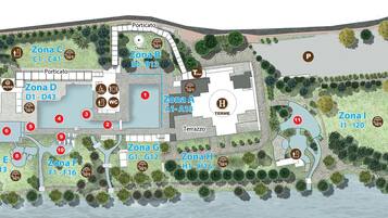 Un plan d’hôtel divisé en zones, de A à H, chacune offrant des équipements spécifiques, comme une piscine, un restaurant et un parking.