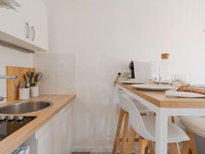 Refrigerador, microondas, tostadora y utensilios de cocina 