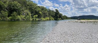 Desi's Hill Country Hideaway - Private Nueces River Access