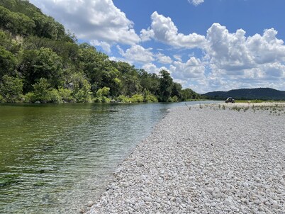 Desi's Hill Country Hideaway - Private Nueces River Access