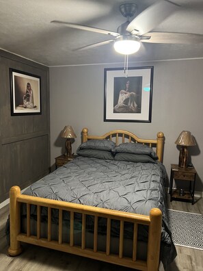 4 bedrooms, travel crib, free WiFi, bed sheets - Desi's Hill Country Hideaway - Private Nueces River Access (Camp Wood)