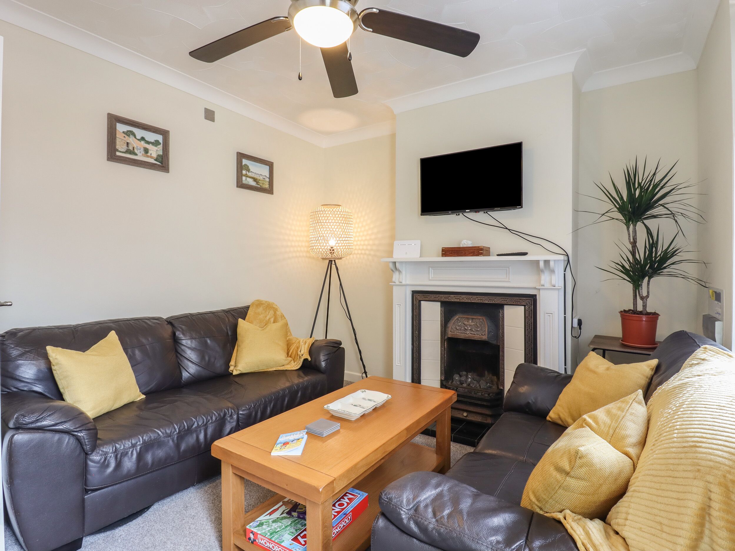 122 MORTON ROAD, pet friendly, character holiday cottage in Lowestoft