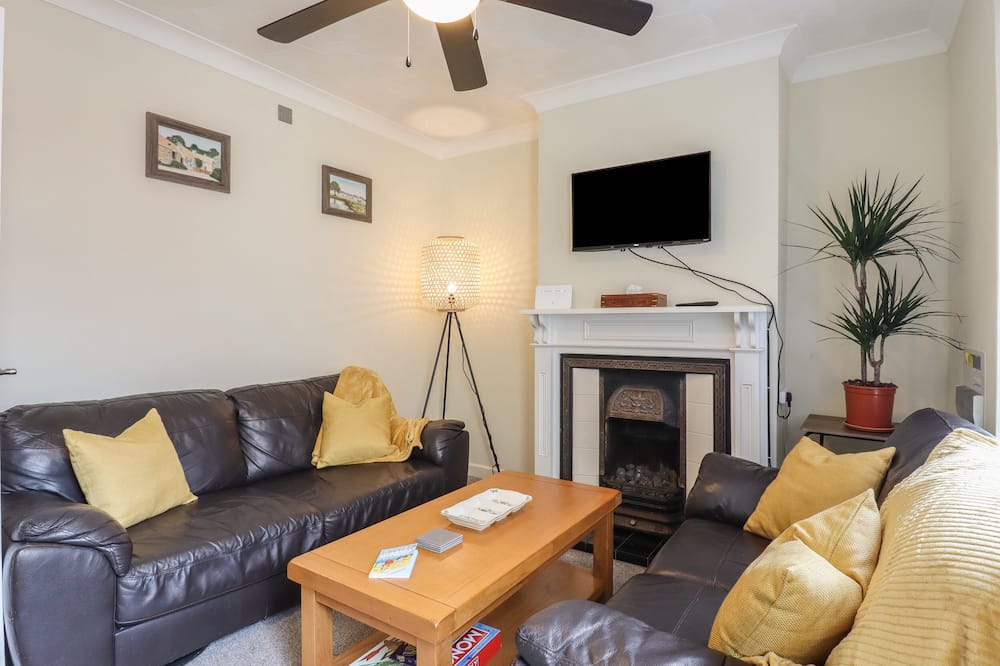 122 MORTON ROAD, pet friendly, character holiday cottage in Lowestoft