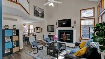 TV connectée, livres, espaces bureaux