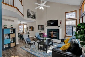 Smart TV, books, offices - Entire 3-level, 3 BRM home w/King/Queen/Twin beds (Topeka)