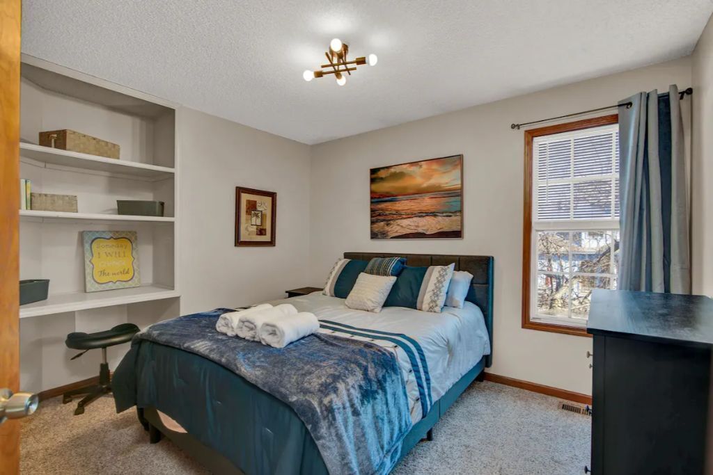 3 chambres, bureau, fer et planche à repasser, lit parapluie