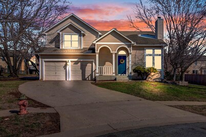 Entire 3-level, 3 BRM home w/King/Queen/Twin beds