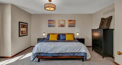 Entire 3-level, 3 BRM home w/King/Queen/Twin beds