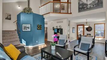 TV connectée, livres, espaces bureaux