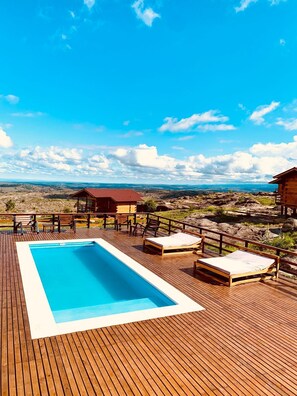 Una piscina al aire libre de temporada