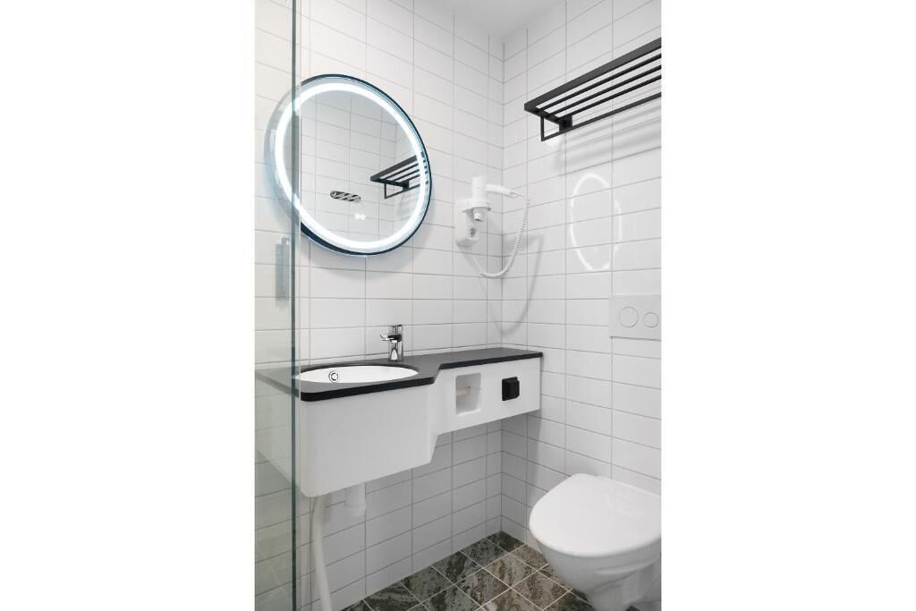 Shower, hair dryer, heated floors, towels