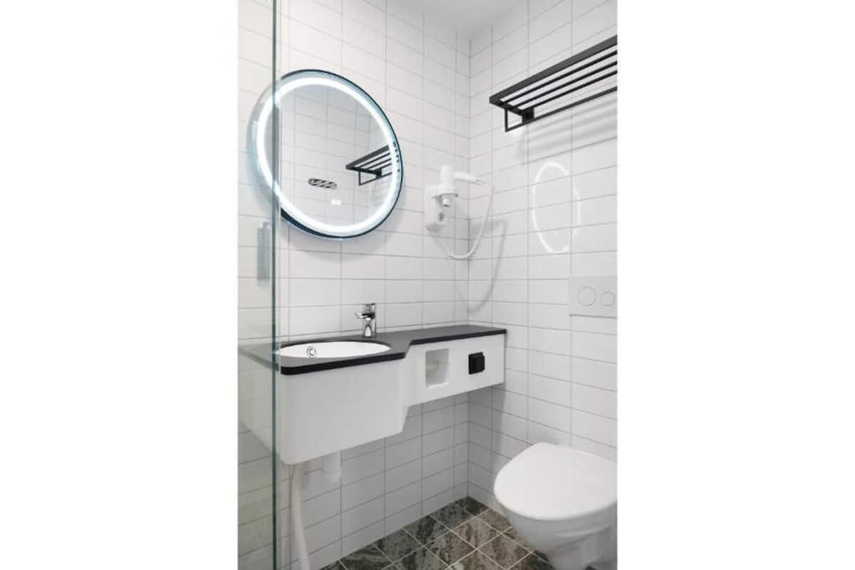 Shower, hair dryer, heated floors, towels